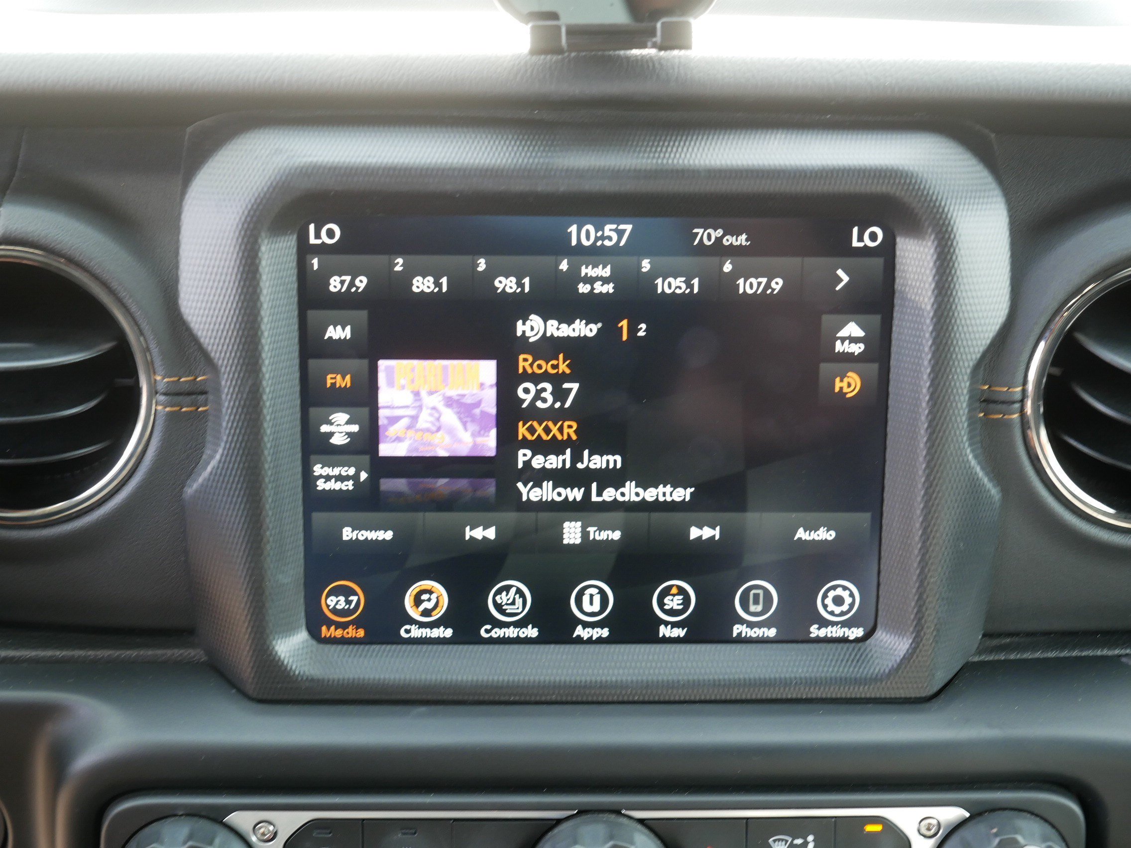 Used 2022 Jeep Wrangler Unlimited Sahara AWD/4WD image 22