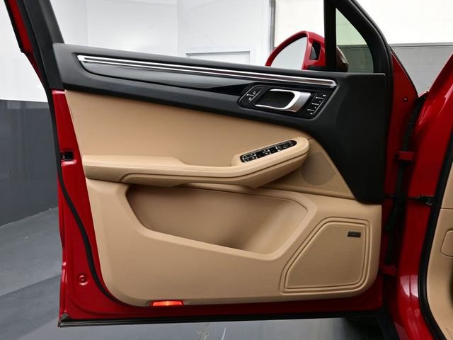 Certified 2020 Porsche Macan image 7