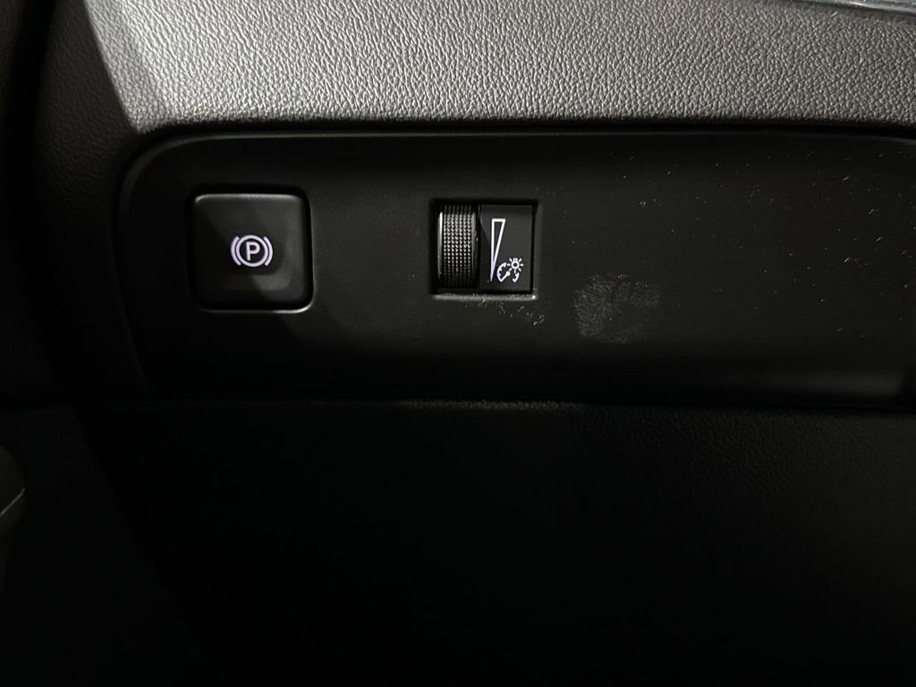 Used 2023 Buick Enclave Essence image 18