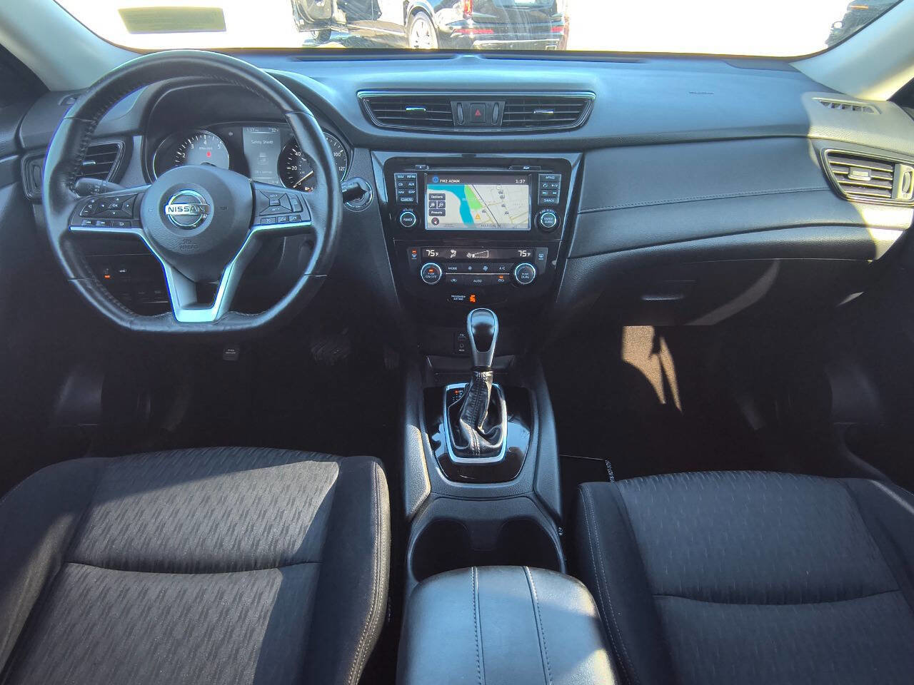 Used 2017 Nissan Rogue SV w/ SV Premium Package image 11