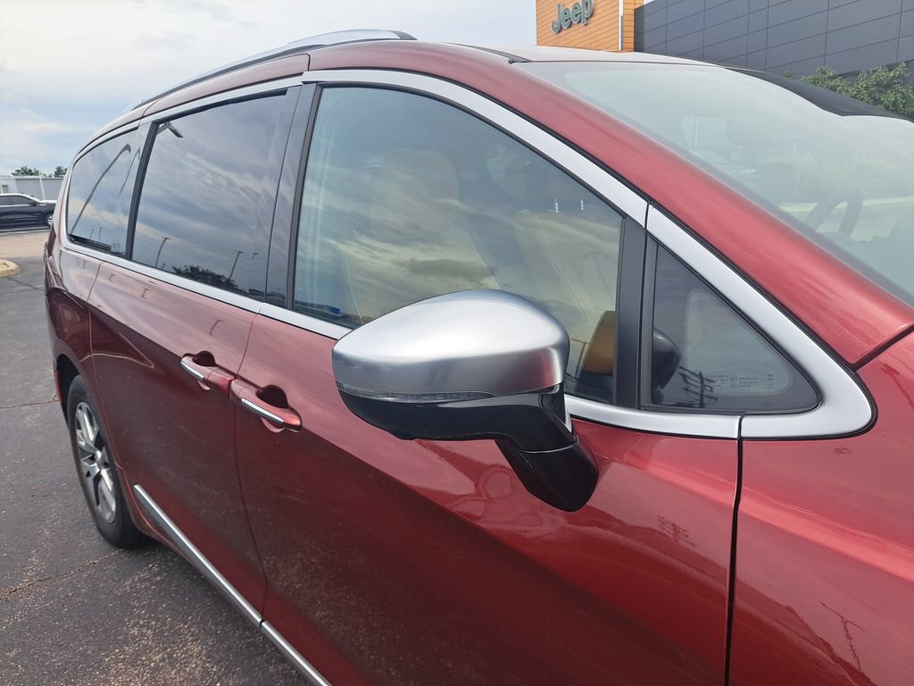 Used 2023 Chrysler Pacifica Pinnacle FWD image 40