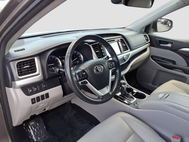 Used 2017 Toyota Highlander XLE AWD/4WD image 9