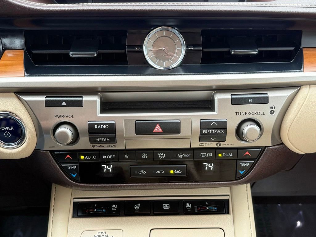 Used 2017 Lexus ES 300h w/ Luxury Package FWD image 34