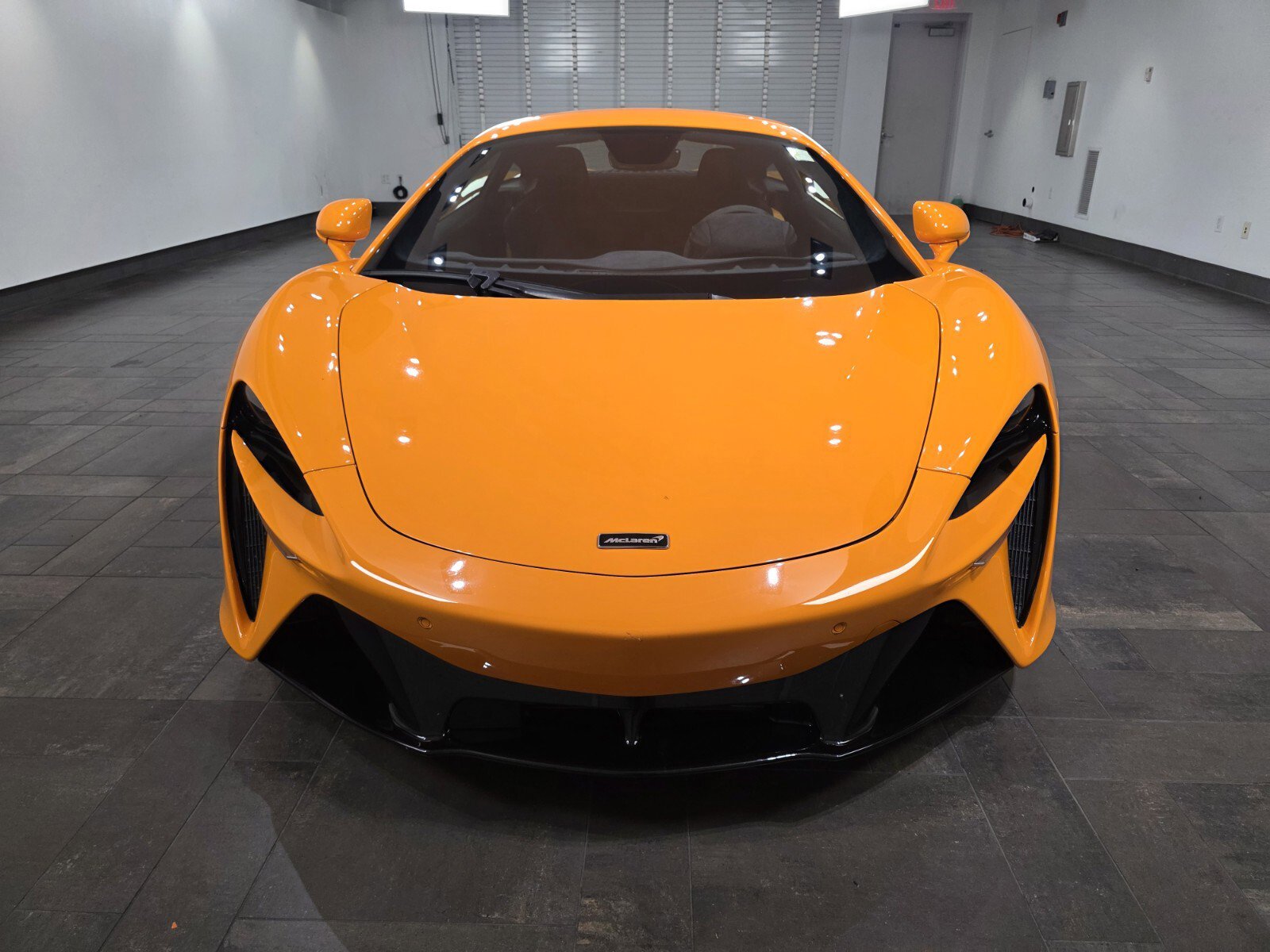 Used 2023 McLaren Artura image 2