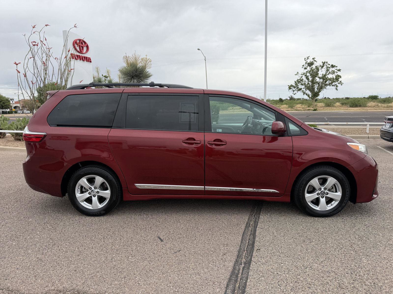 Used 2018 Toyota Sienna LE w/ Carpet Mat Package FWD image 7