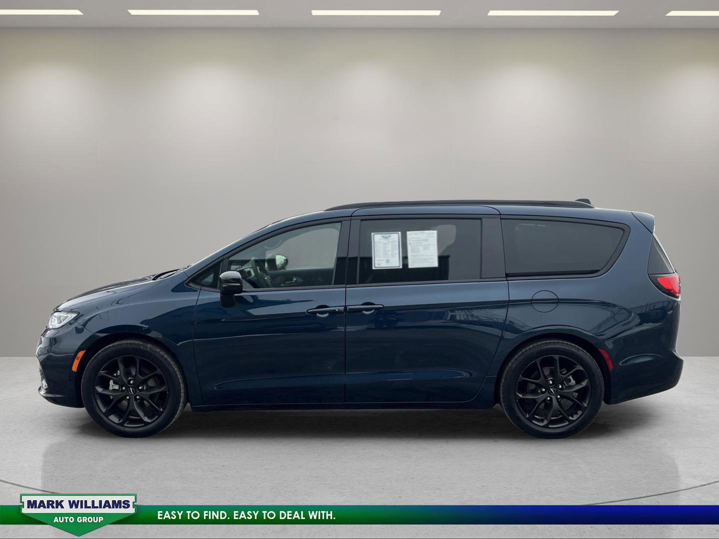Used 2025 Chrysler Pacifica Limited image 6