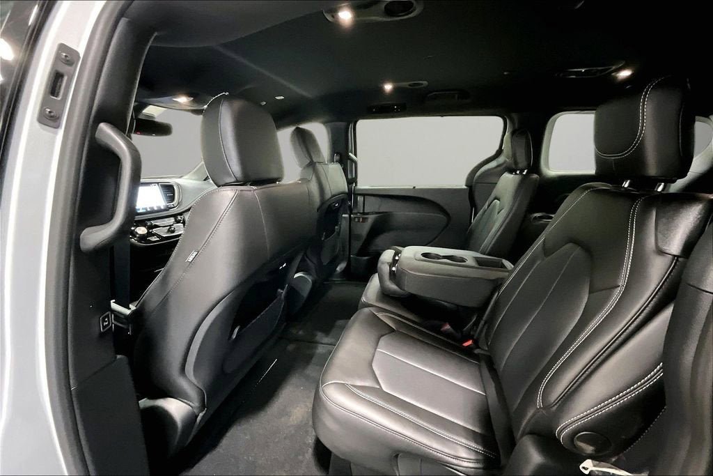 New 2026 Chrysler Pacifica Select FWD image 12