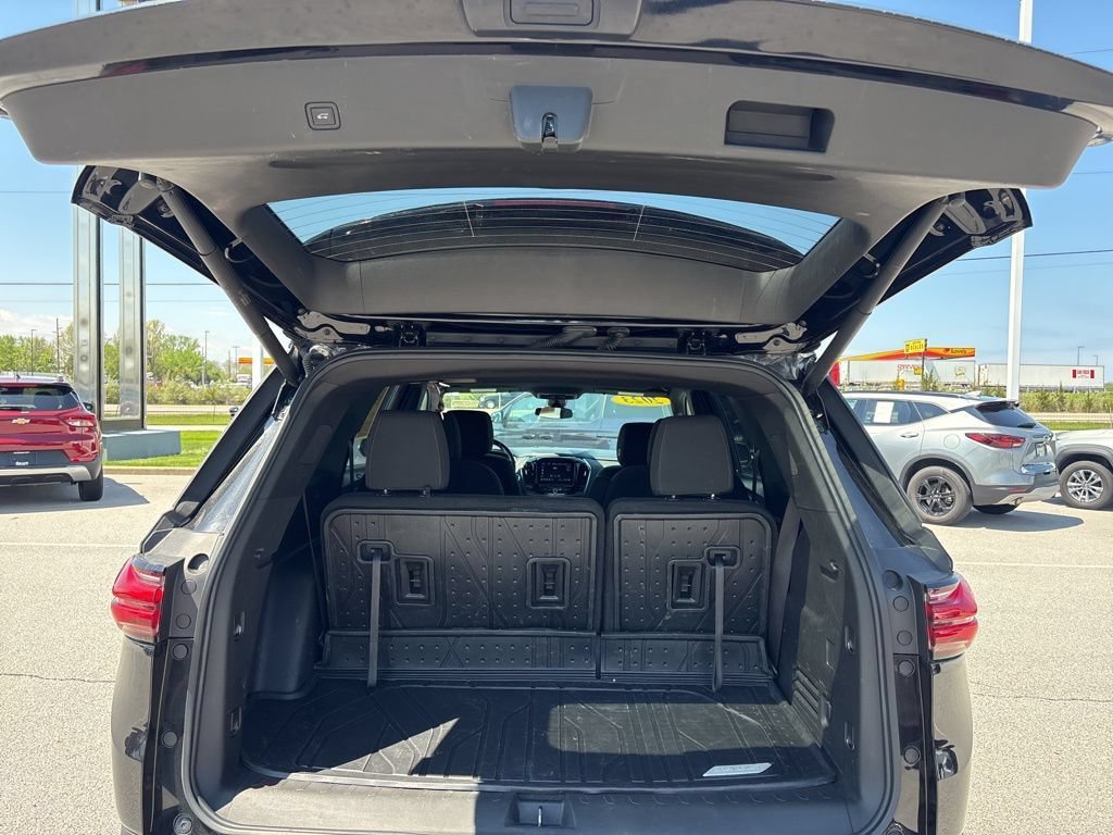 Used 2023 Chevrolet Traverse LT FWD image 8