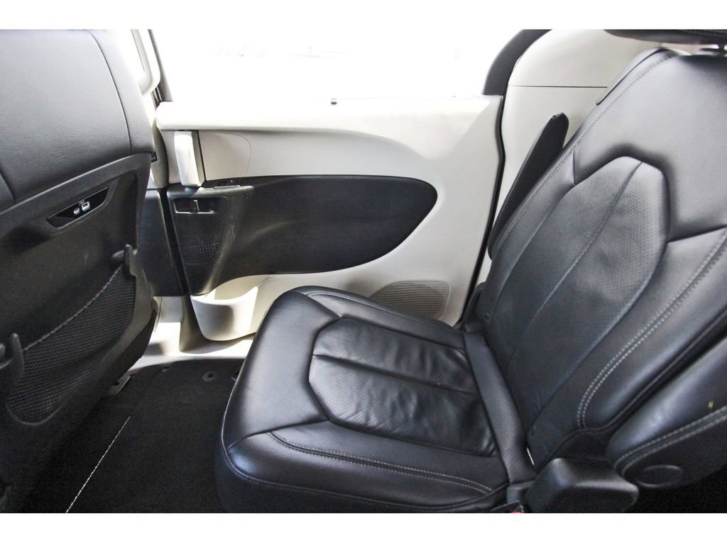 Used 2022 Chrysler Pacifica Touring-L image 12