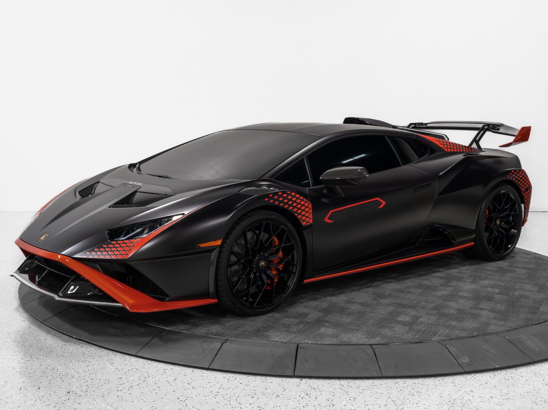 Used 2024 Lamborghini Huracan STO RWD image 3