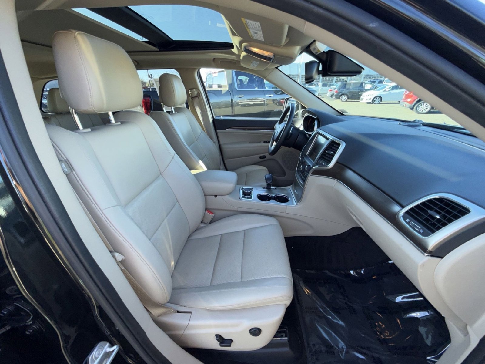 Used 2015 Jeep Grand Cherokee Limited w/ Luxury Group II image 26