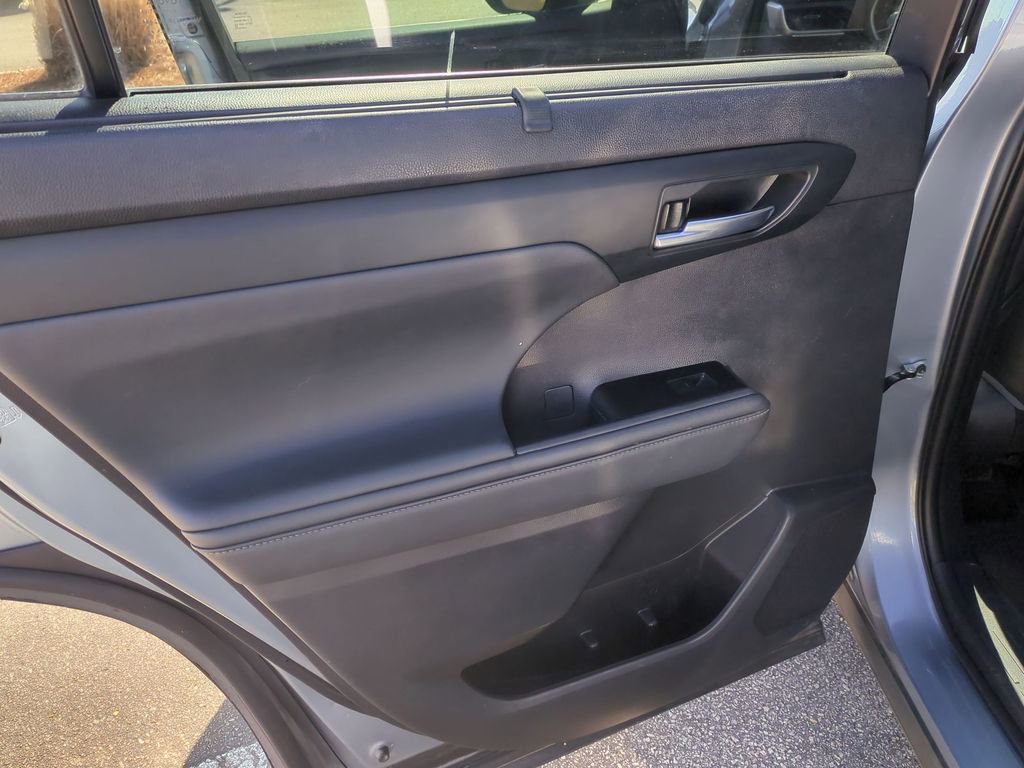 Used 2021 Toyota Highlander XLE image 23