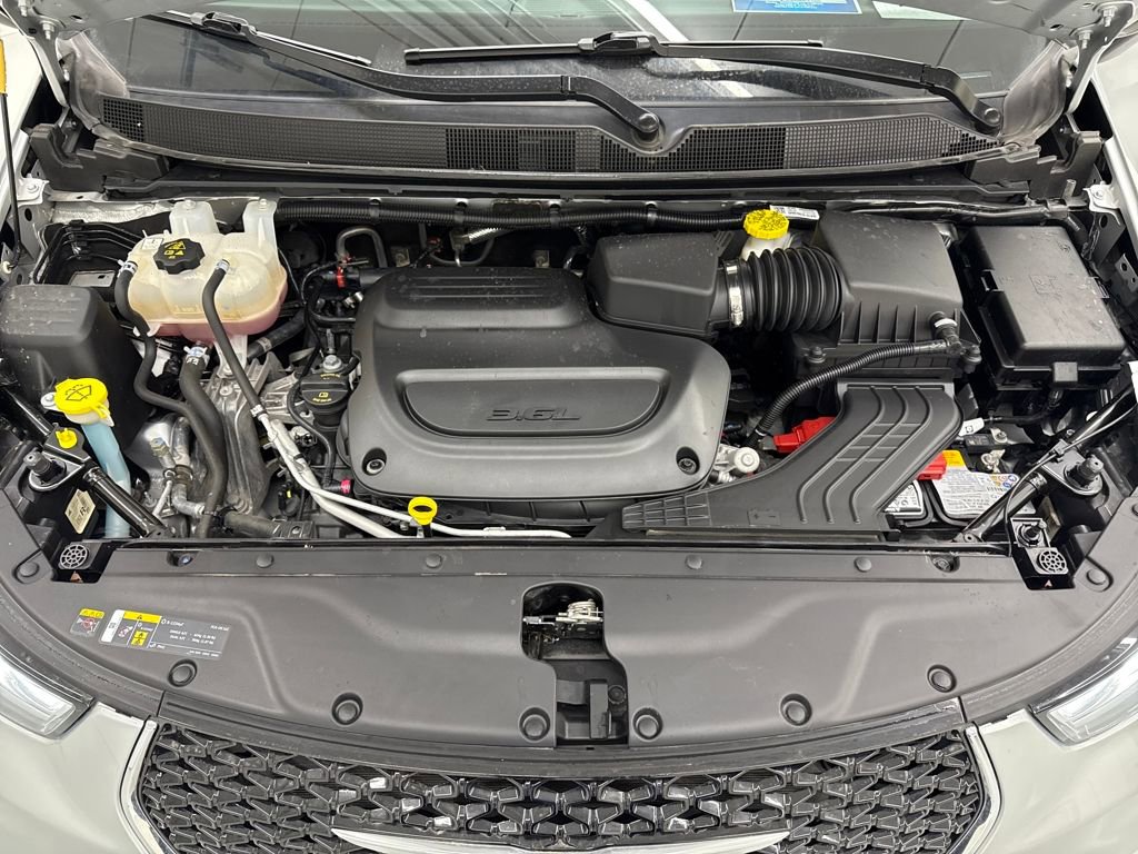 Used 2024 Chrysler Pacifica Touring-L image 10