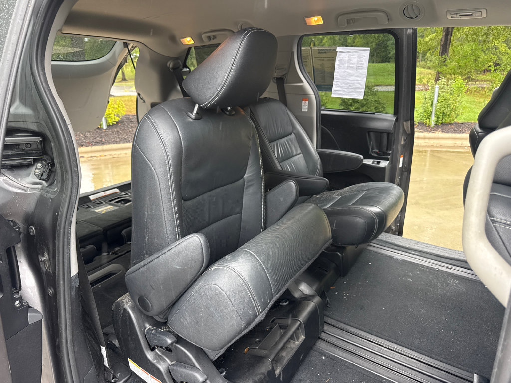 Used 2017 Toyota Sienna SE w/ SE Preferred Package FWD image 33