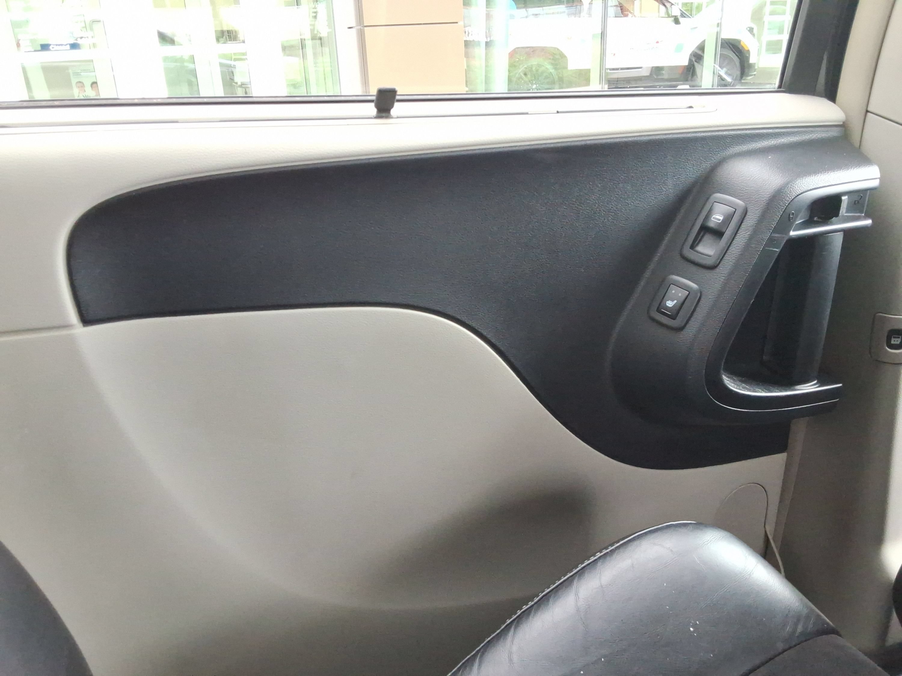 Used 2014 Chrysler Town & Country Touring-L FWD image 23