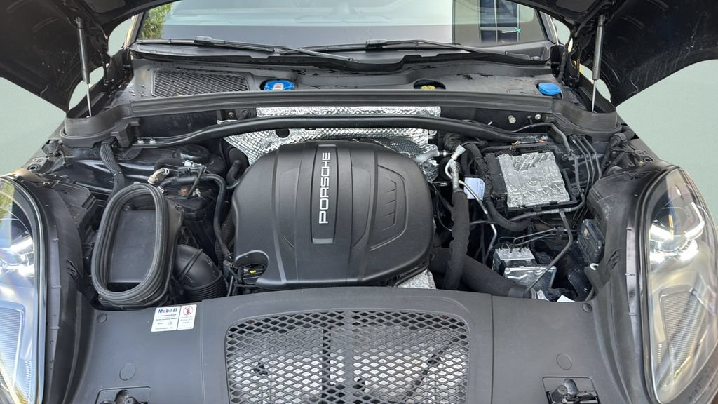Used 2021 Porsche Macan AWD/4WD image 25