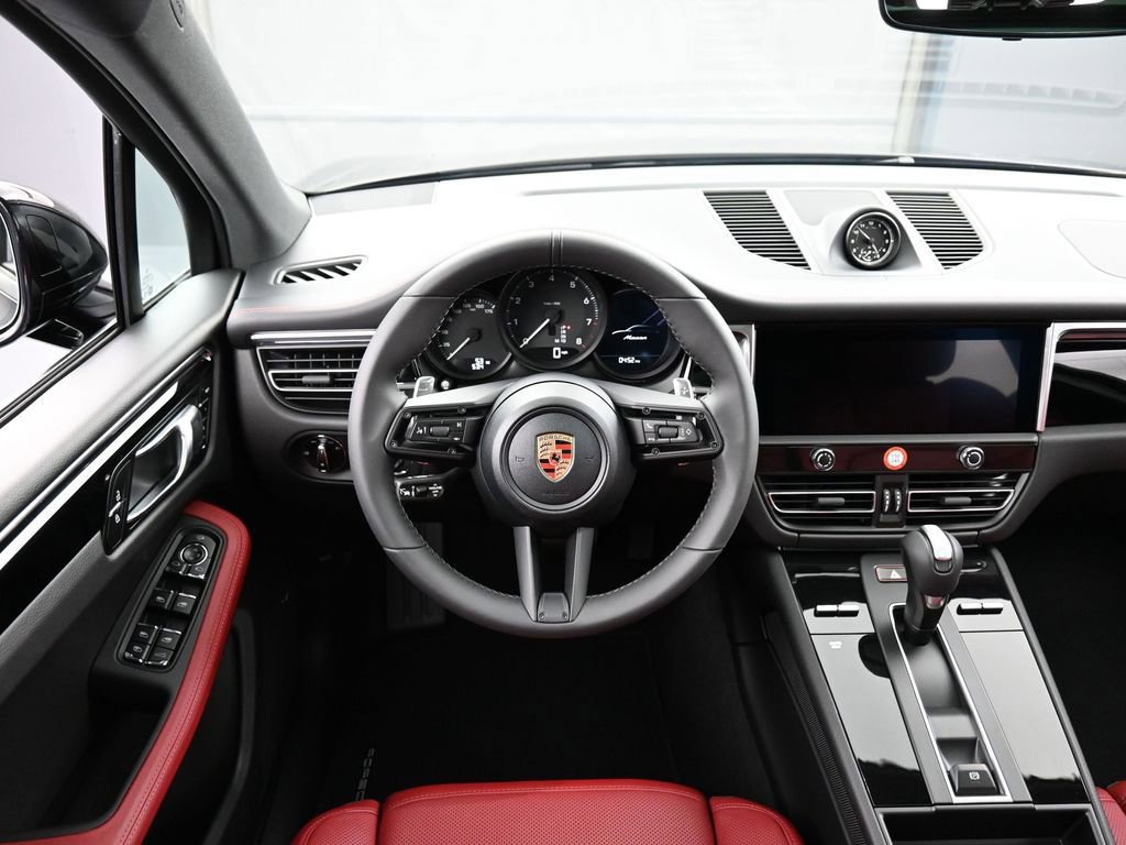 Certified 2025 Porsche Macan AWD/4WD image 18