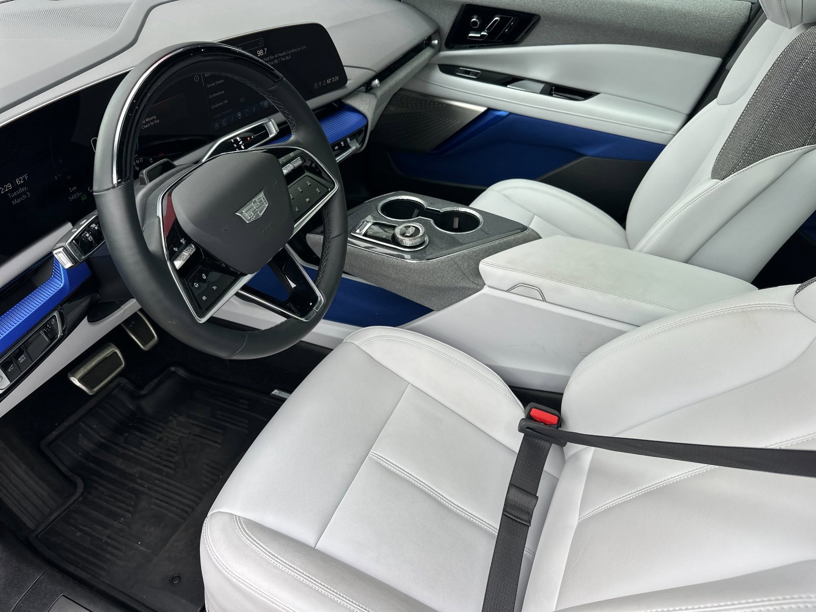 Used 2025 Cadillac Optiq Sport 1 w/ LPO, ONYX Package image 9