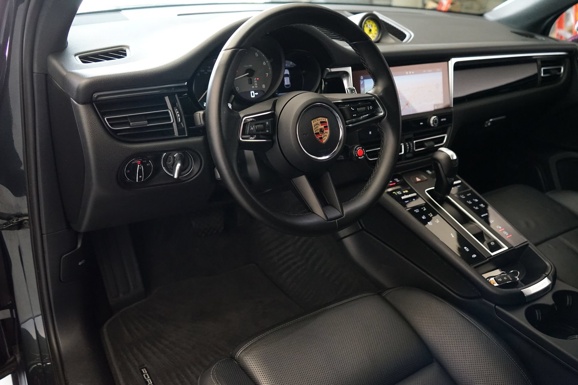 Used 2023 Porsche Macan S AWD/4WD image 8