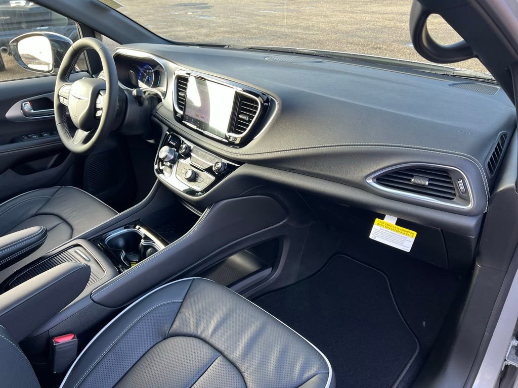 New 2026 Chrysler Pacifica Limited w/ S Appearance Package AWD/4WD image 7