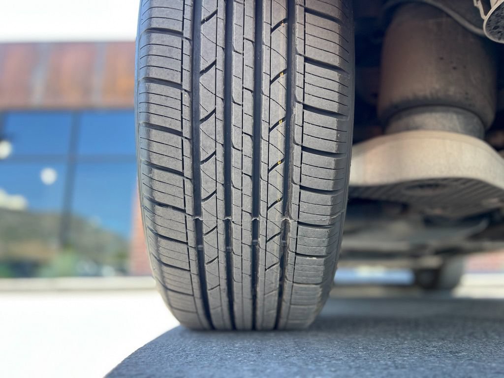 Used 2020 Land Rover Discovery SE AWD/4WD image 33