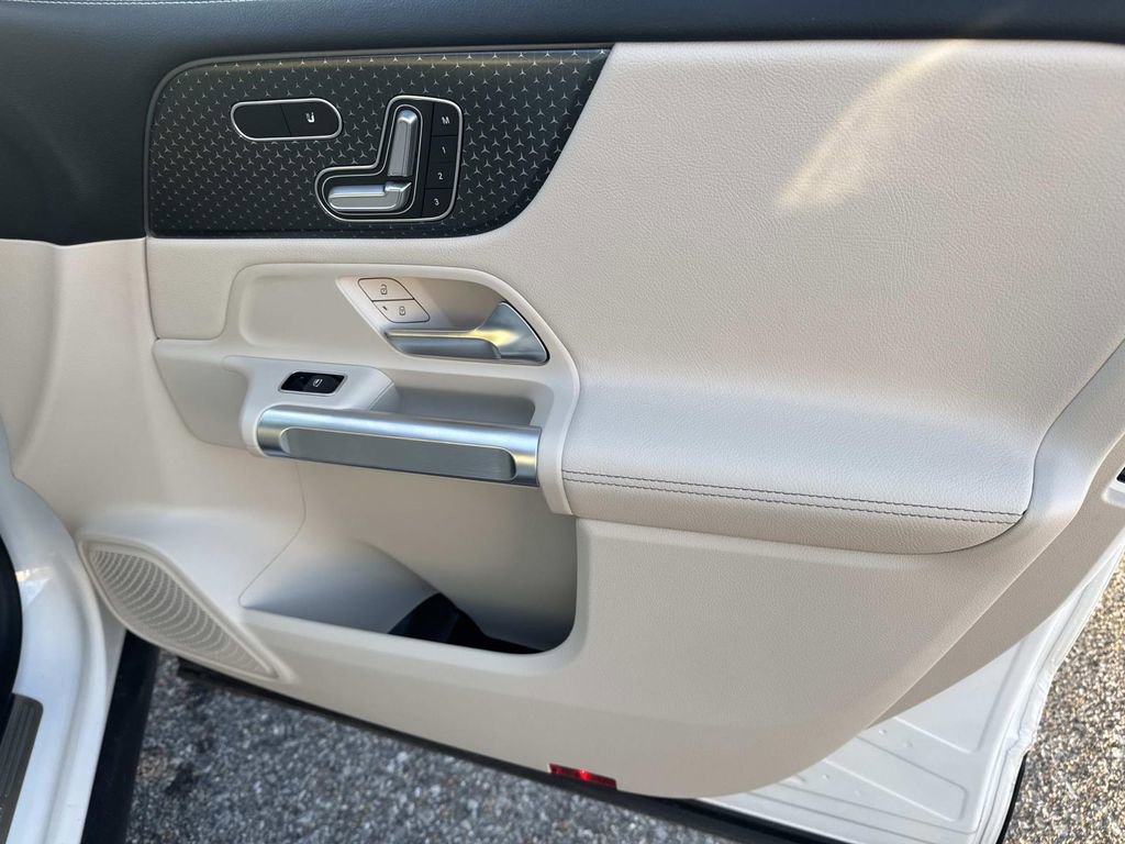 Used 2025 Mercedes-Benz GLB 250 image 14