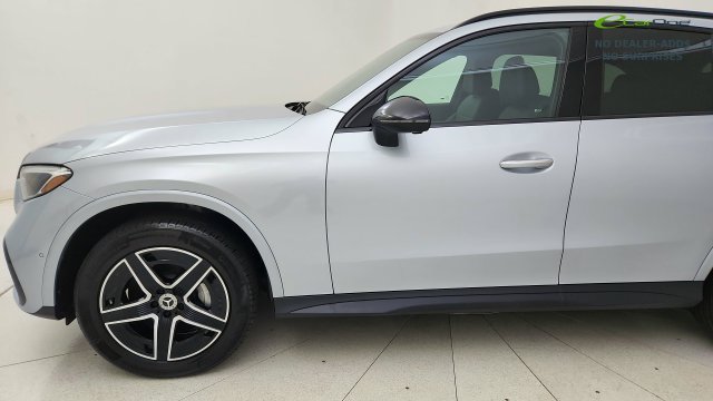 Used 2025 Mercedes-Benz GLC 300 4MATIC image 23