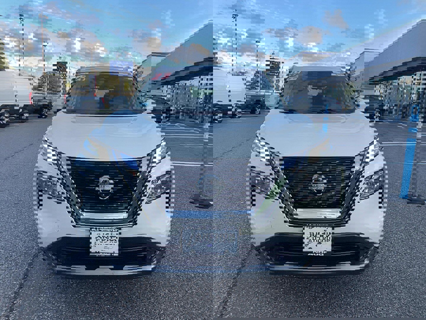 Used 2023 Nissan Rogue SL image 2