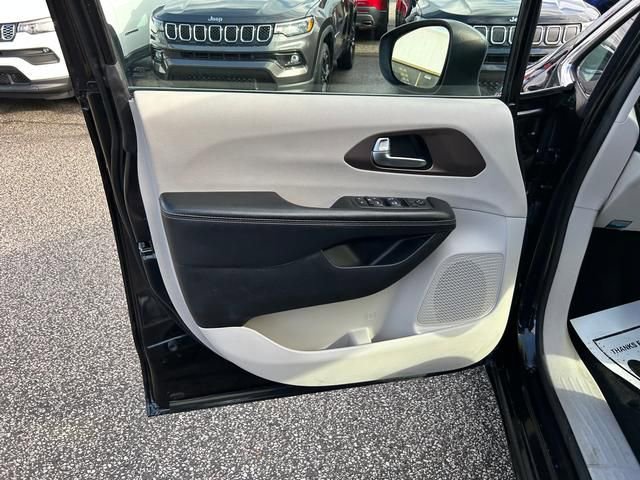Used 2022 Chrysler Voyager LX image 10