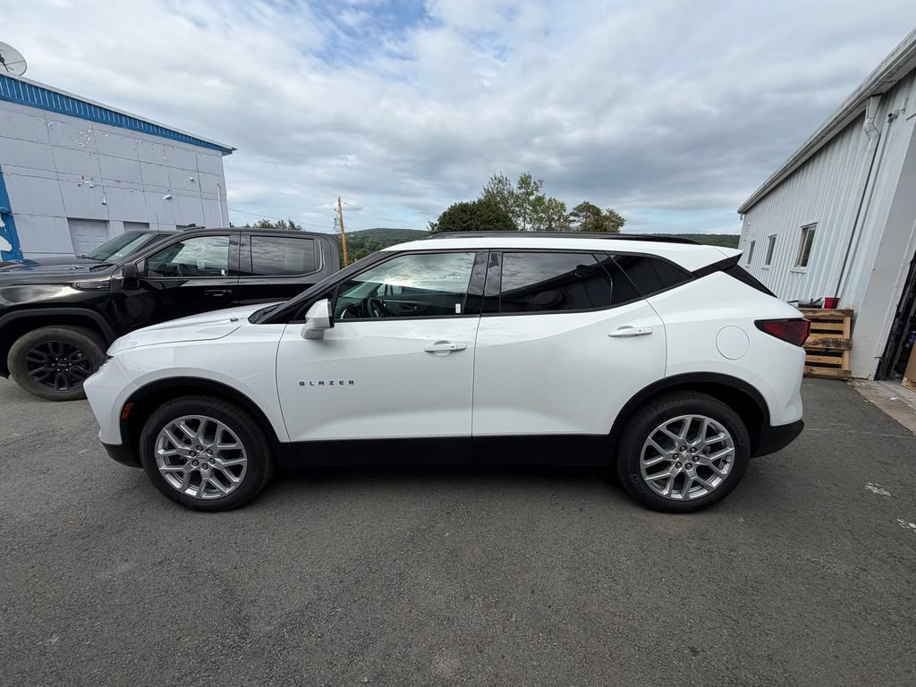 New 2025 Chevrolet Blazer LT w/ Convenience Package AWD/4WD image 2