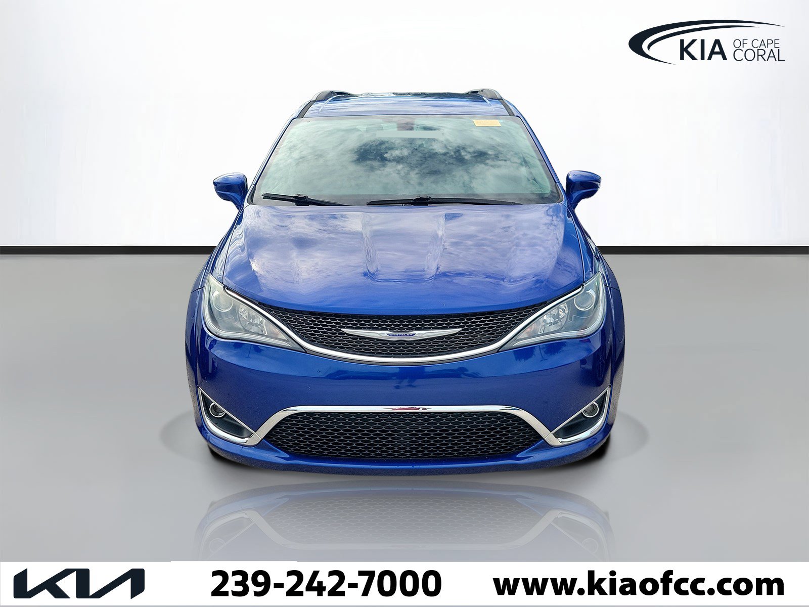 Used 2020 Chrysler Pacifica Touring FWD image 2
