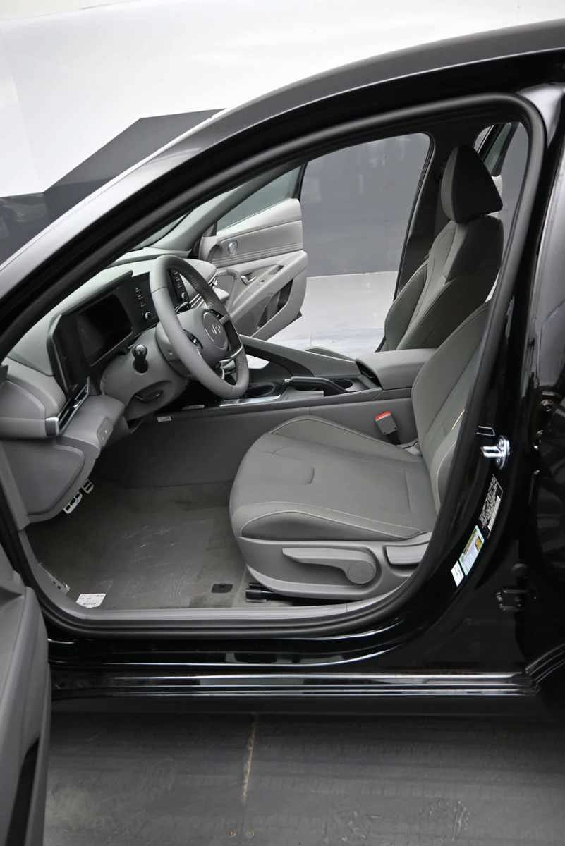 New 2026 Hyundai Elantra Sport FWD image 17