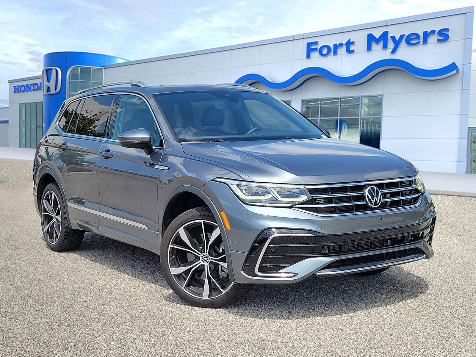 Used 2022 Volkswagen Tiguan SEL R-Line image 1