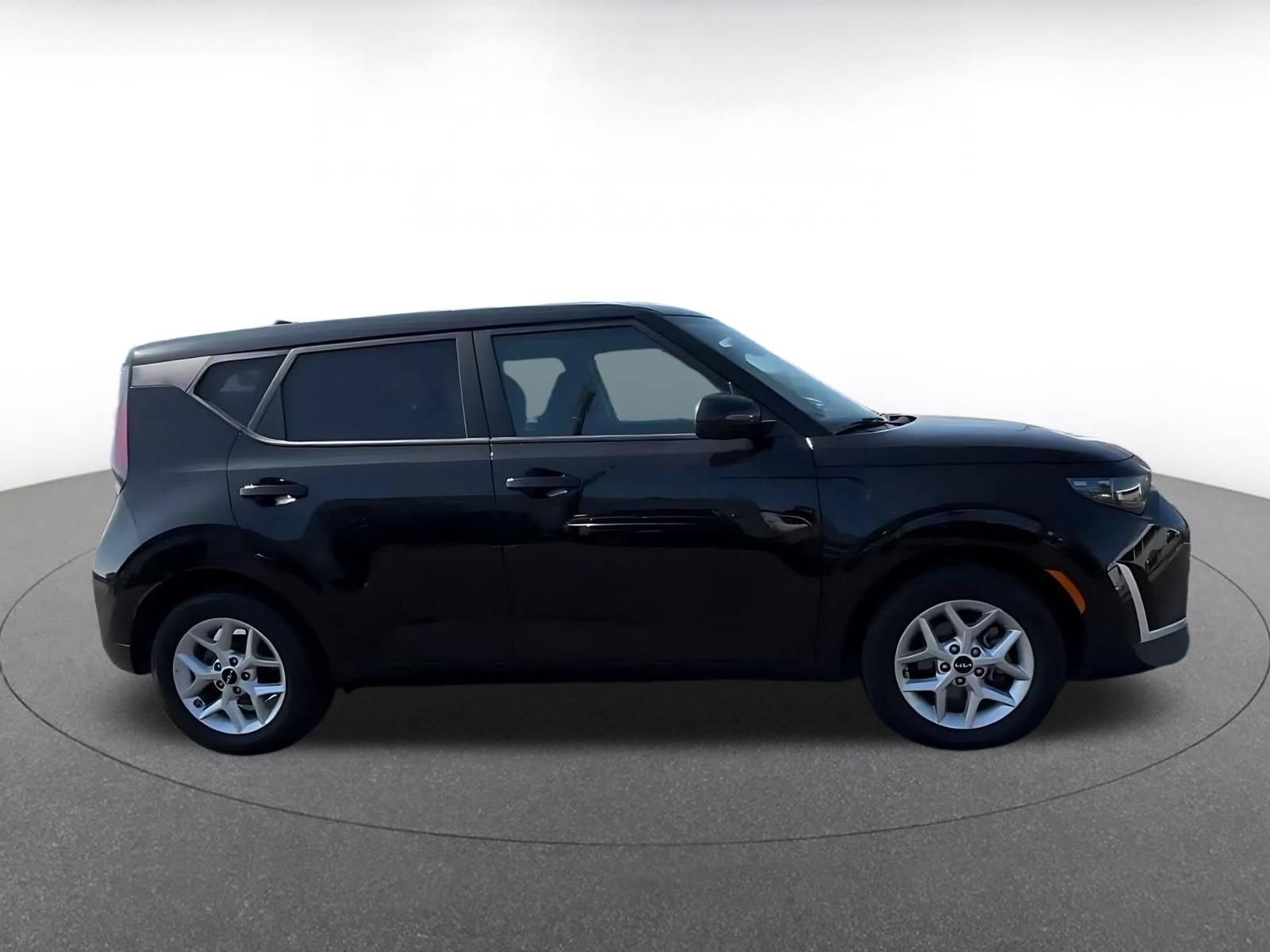 Used 2025 Kia Soul LX w/ LX Technology Package FWD image 16