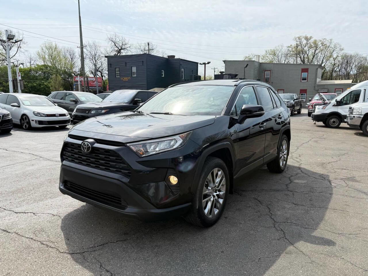 Used 2021 Toyota RAV4 XLE Premium image 4
