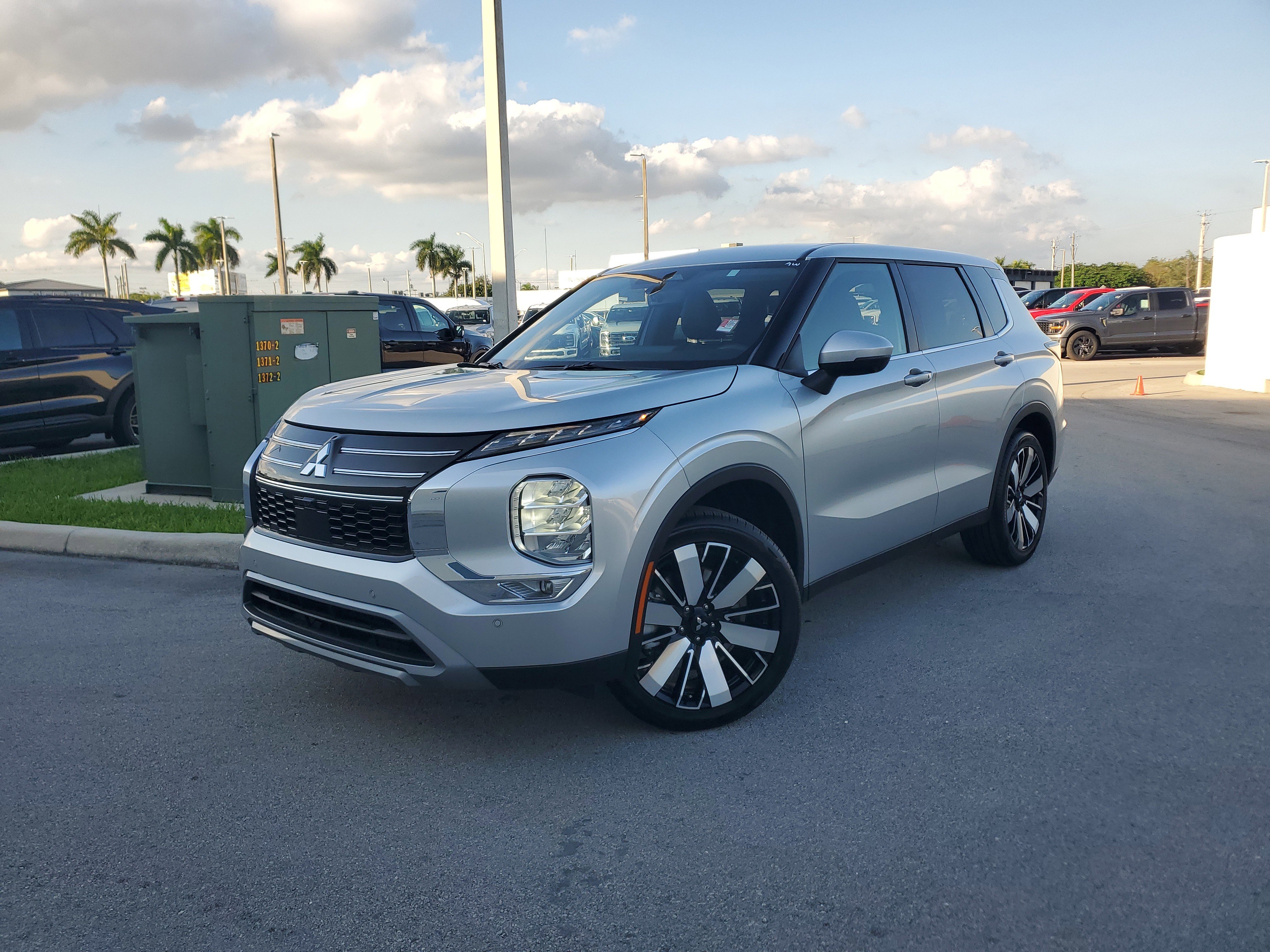 Used 2025 Mitsubishi Outlander SE image 35