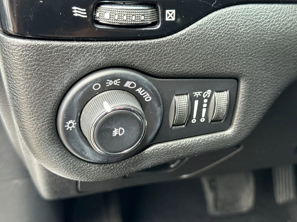 Used 2020 Jeep Cherokee Latitude Plus image 27