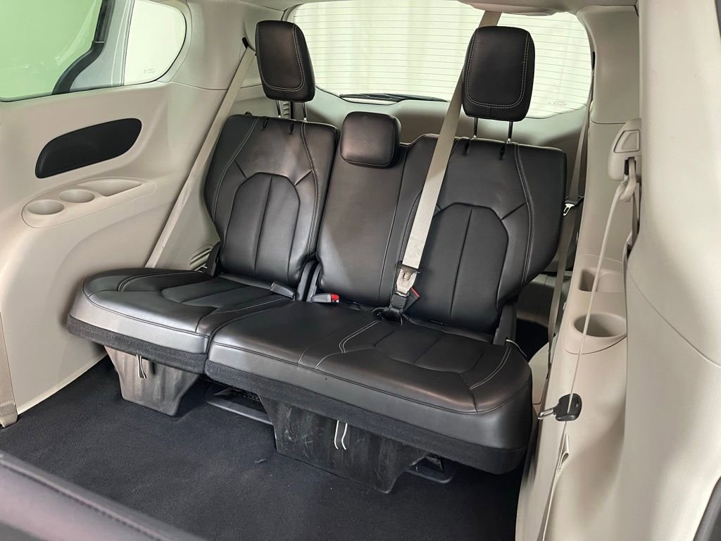 Used 2024 Chrysler Pacifica Select image 16