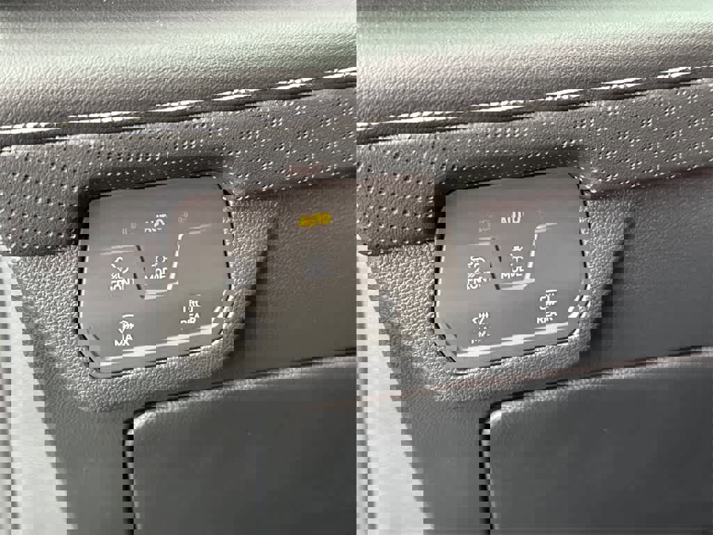 Used 2024 Volkswagen Atlas SE image 34