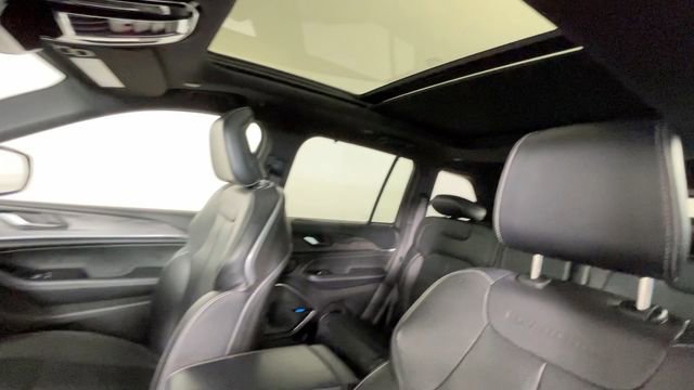 Used 2023 Jeep Grand Cherokee Overland w/ Luxury Tech Group IV AWD/4WD image 20