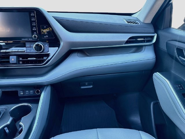 Used 2022 Toyota Highlander XLE AWD/4WD image 24
