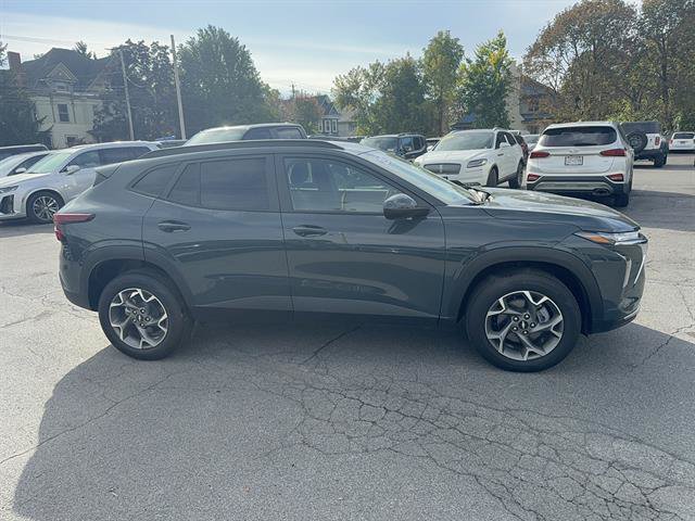 Used 2025 Chevrolet Trax LT FWD image 4