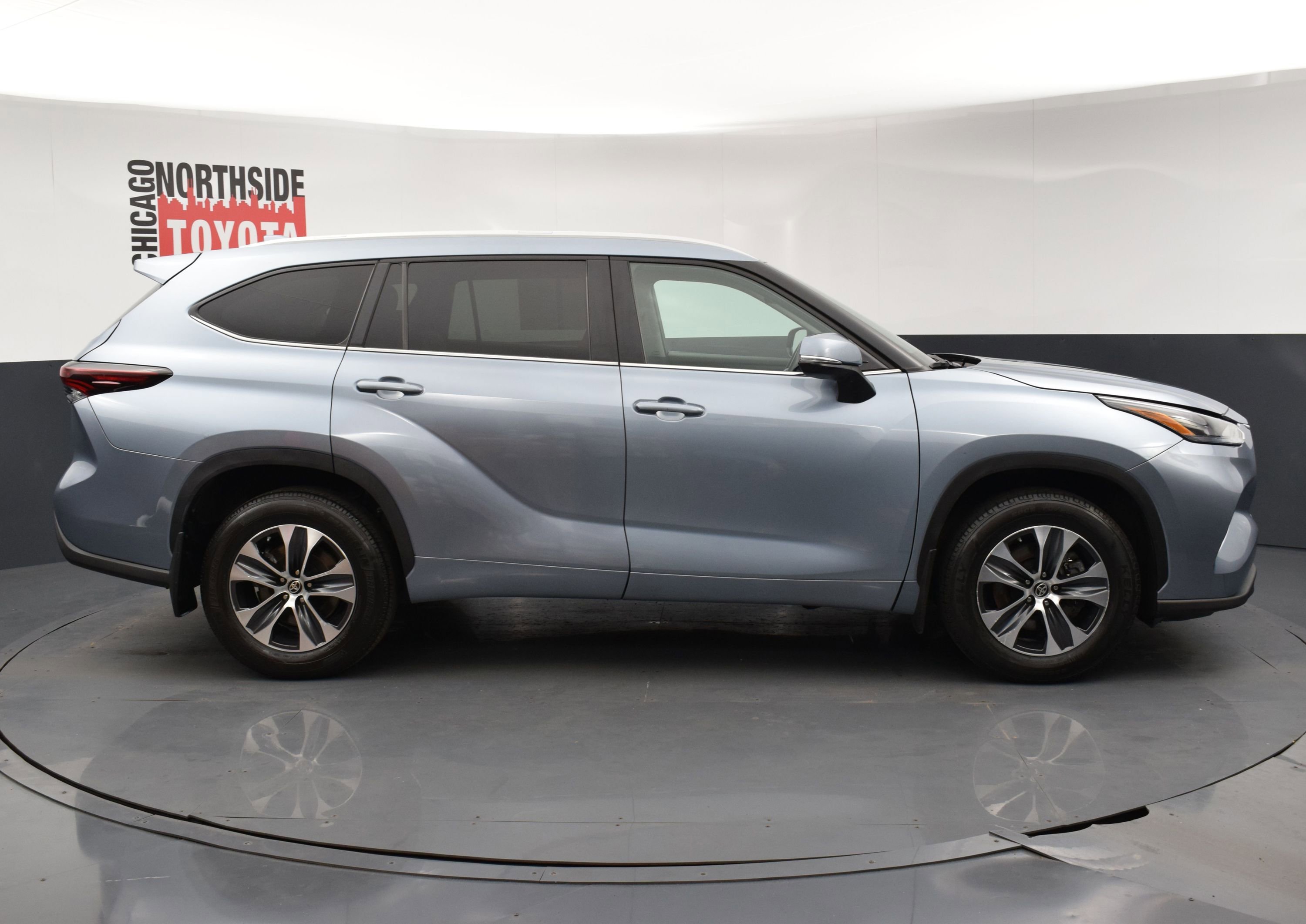 Used 2024 Toyota Highlander XLE AWD/4WD image 5