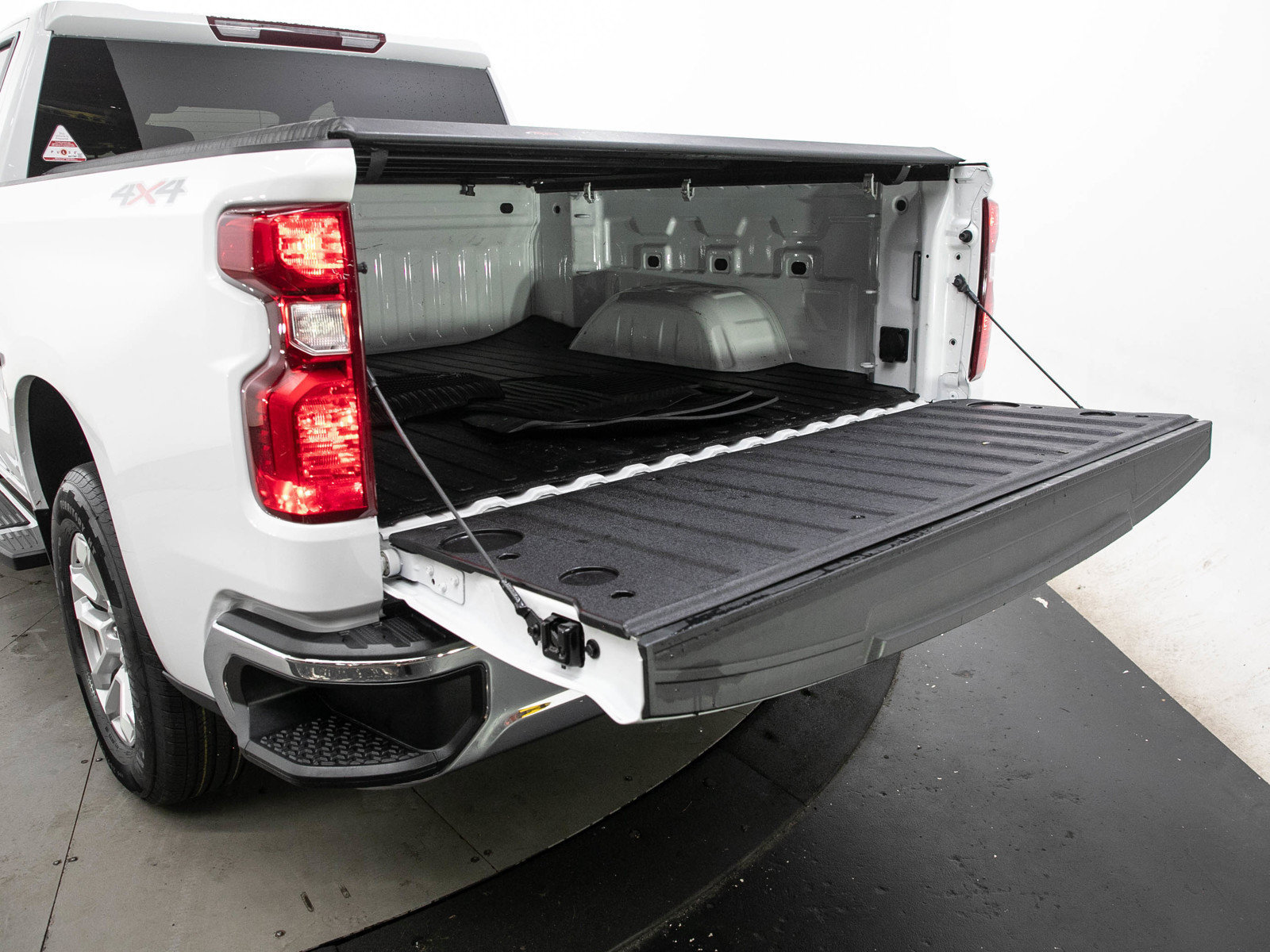Used 2023 Chevrolet Silverado 1500 LT AWD/4WD image 9
