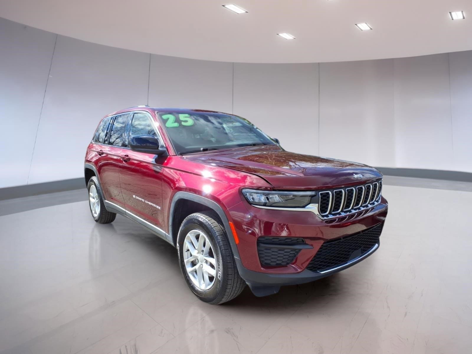 Used 2025 Jeep Grand Cherokee Laredo X w/ Luxury Tech Group I AWD/4WD image 1