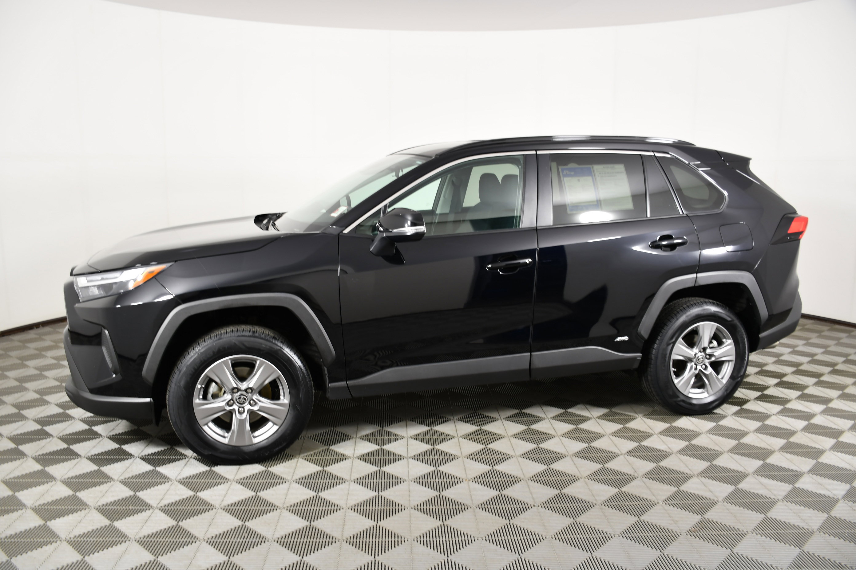 Used 2024 Toyota RAV4 LE AWD/4WD image 9