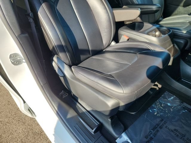 Used 2025 Chrysler Pacifica Select FWD image 25