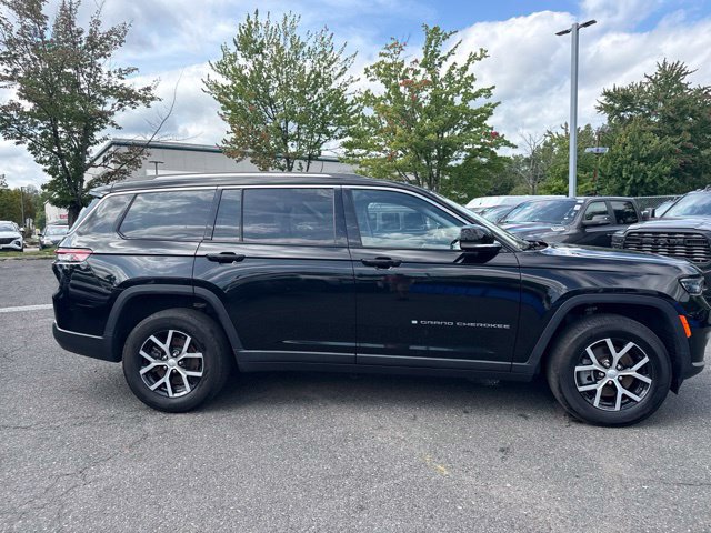 Used 2023 Jeep Grand Cherokee L Limited AWD/4WD image 16