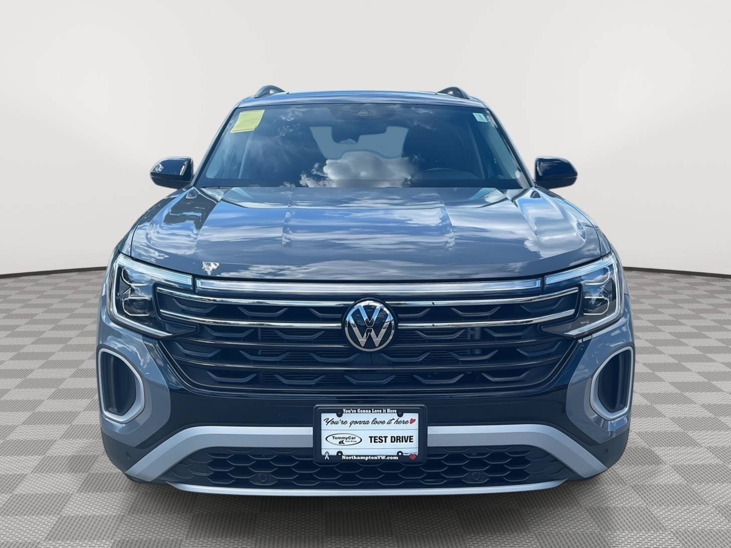 Used 2025 Volkswagen Atlas Peak Edition SE AWD/4WD image 2
