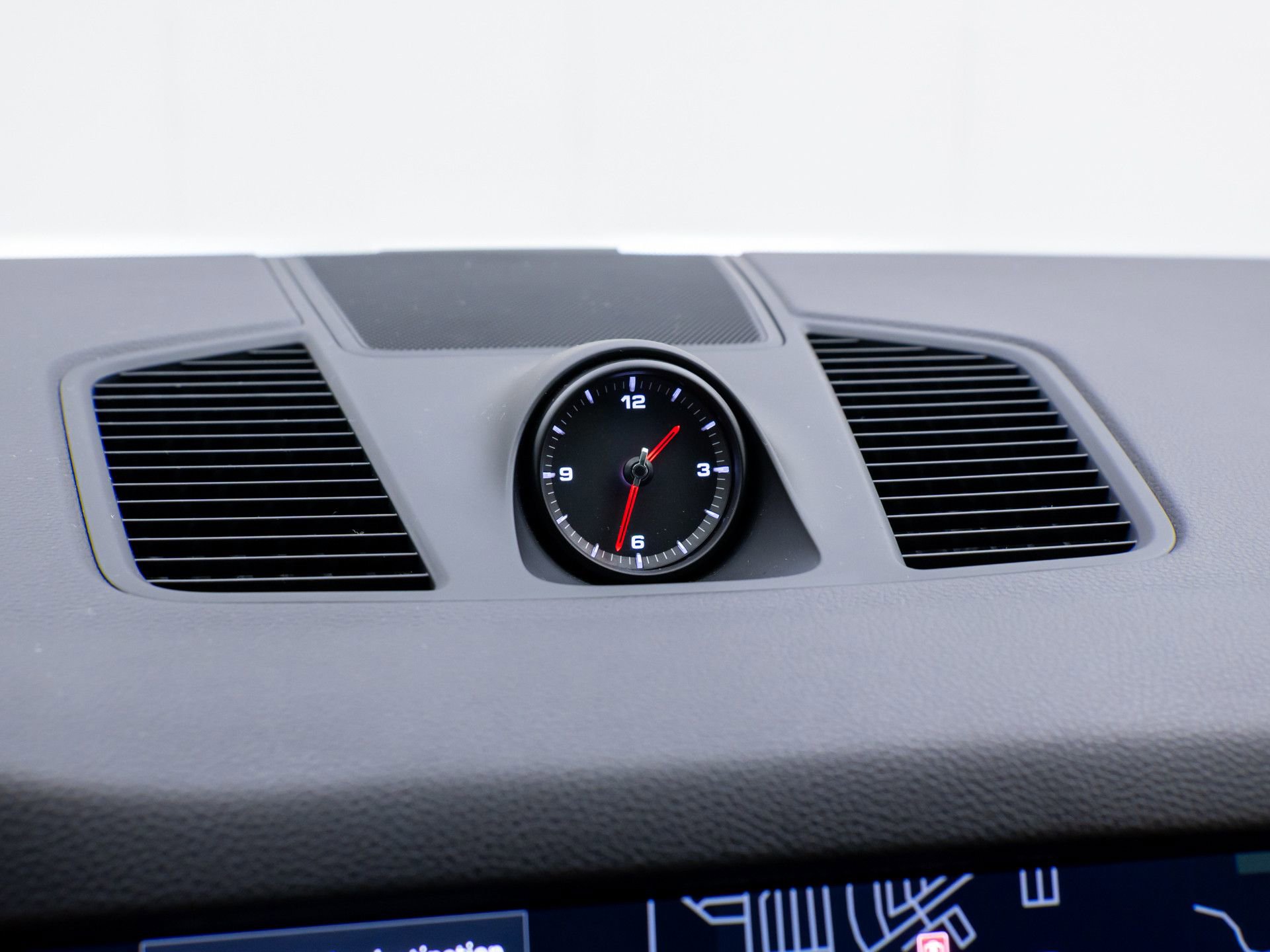 Certified 2022 Porsche Cayenne Platinum Edition image 29